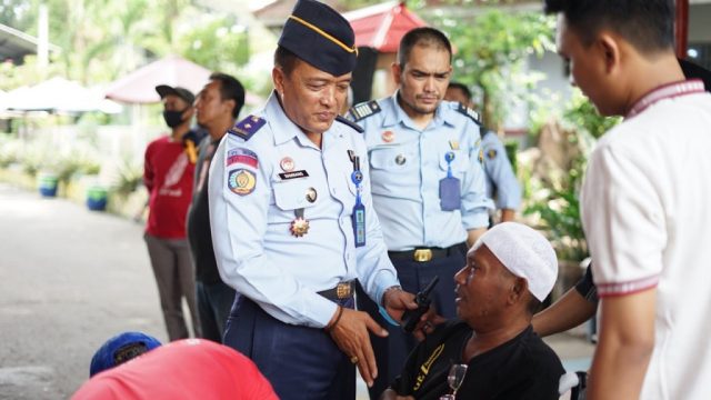 Puluhan Warga Binaan Lapas Kelas I Surabaya Hirup Udara Bebas