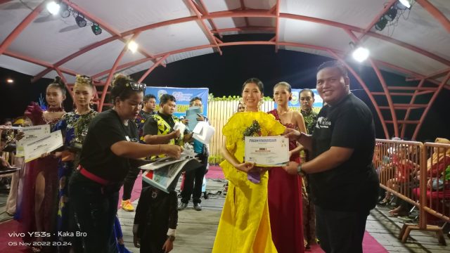 Ratusan Peserta Ikuti Lomba Peragaan Busana Fashion Week Community di Kampung Kerapu Situbondo