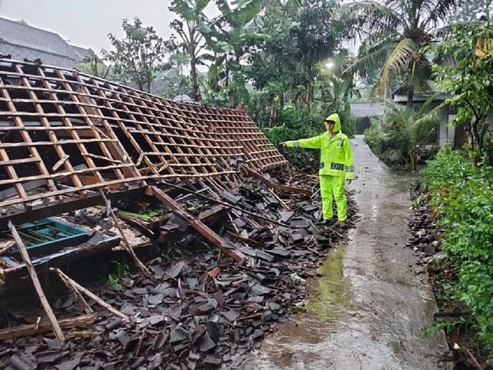 Dihajar Puting Beliung, 14 Rumah Warga di Blitar Rusak, Salah Satunya Roboh