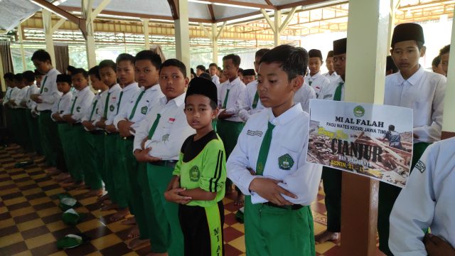 Ratusan Murid MI Al Falah Kediri, Gelar Salat Ghaib untuk Korban Gempa Cianjur