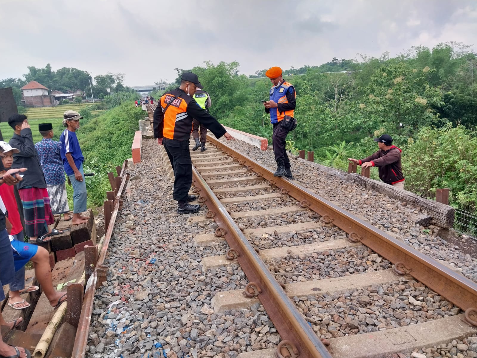 Petugas saat melakukan olah TKP di lokasi santri tertabrak kereta api di Pasuruan.