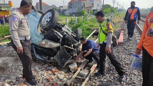 Mobil Tertabrak Kereta Api di Sidoarjo, Sopir Tewas Usai Menjalani Perawatan