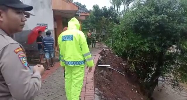 Longsor Dekat Jalan Desa di Jember, 5 Rumah Warga Terancam Ambruk
