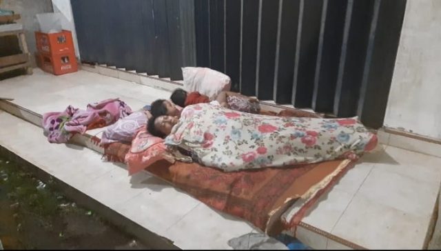 Ratusan KK Warga Situbondo Tidur di Teras  Rumah, Khawatir Terjadi Gempa Susulan