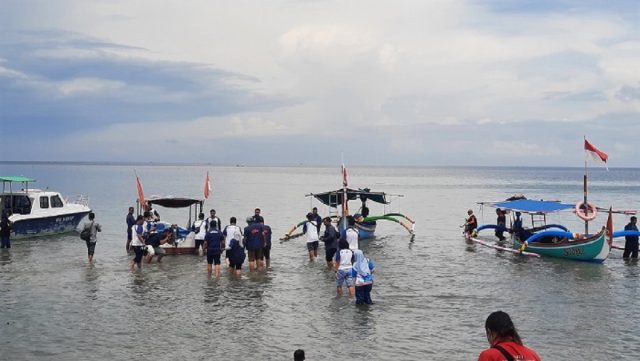 Libur Akhir Pekan, Wisata Pantai Pasir Putih Situbondo Ramai Pengunjung