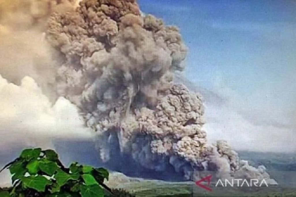 Gunung Semeru di Lumajang Erupsi, Ribuan Jiwa Sudah Mengungsi