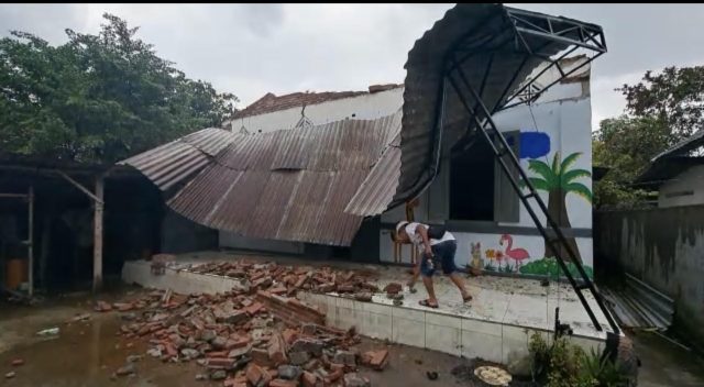 Hujan Disertai Angin Kencang di Mojokerto, Puluhan Rumah Rusak Seorang Terluka