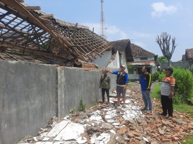 Diguyur Hujan Deras, Rumah Nenek di Situbondo Ambruk