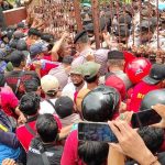 Aksi PKL Kediri di Depan Gedung Dewan Ricuh Hingga Bakar Rombong