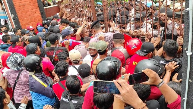 Aksi PKL Kediri di Depan Gedung Dewan Ricuh Hingga Bakar Rombong