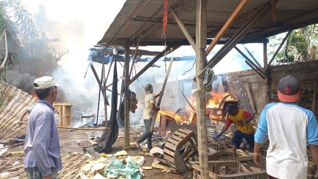 Gudang Mebel dan Rumah di Kota Pasuruan Terbakar