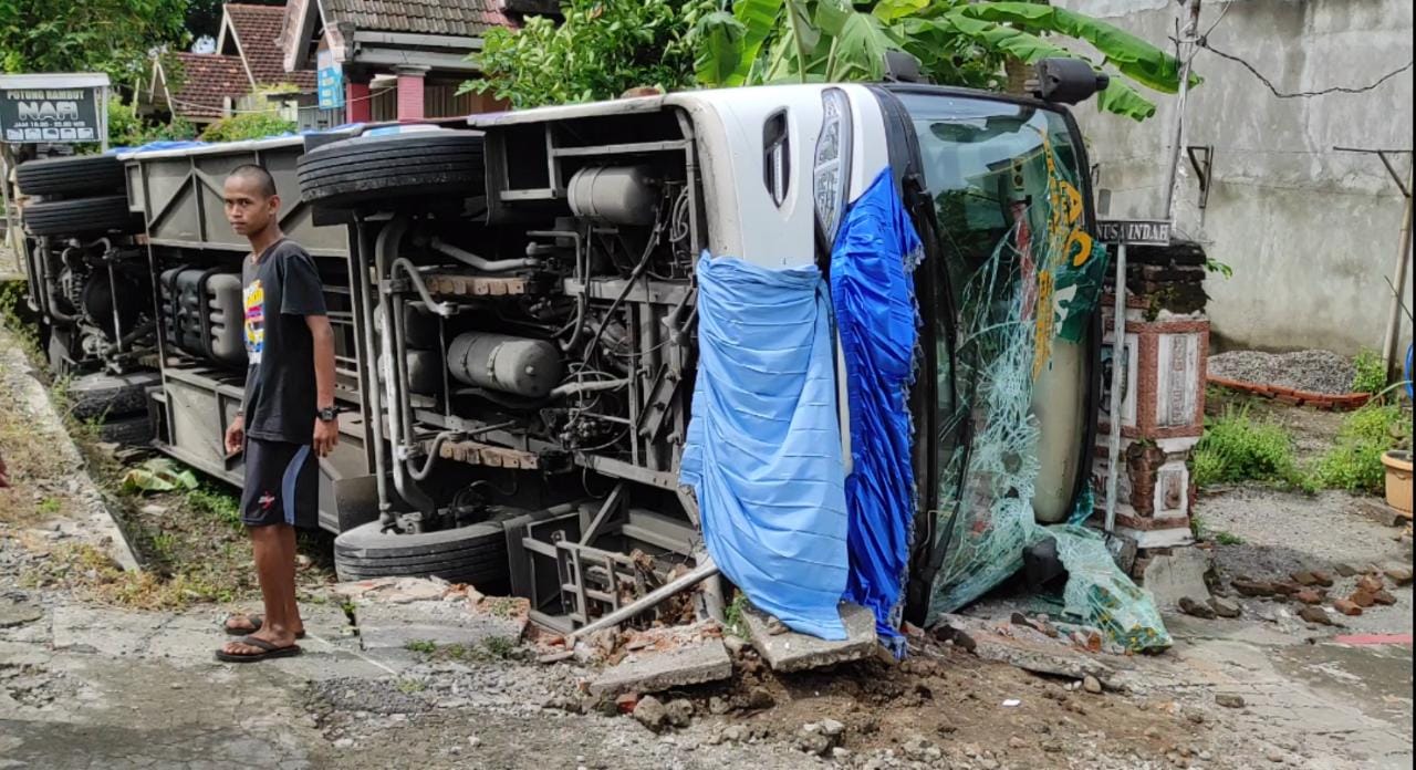 Hindari Kendaraan dari Arah Berlawanan, Bus Antarkota di Kediri Terguling