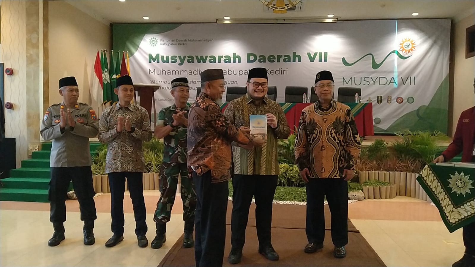 Ketua DPD Muhammadiyah memberikan buku sejarah Muhammadiyah kepada forkopimda.