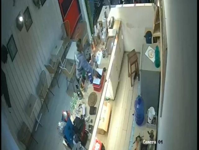 Di Kediri, Aksi Pelaku Pencurian Handphone di Kedai Terekam CCTV