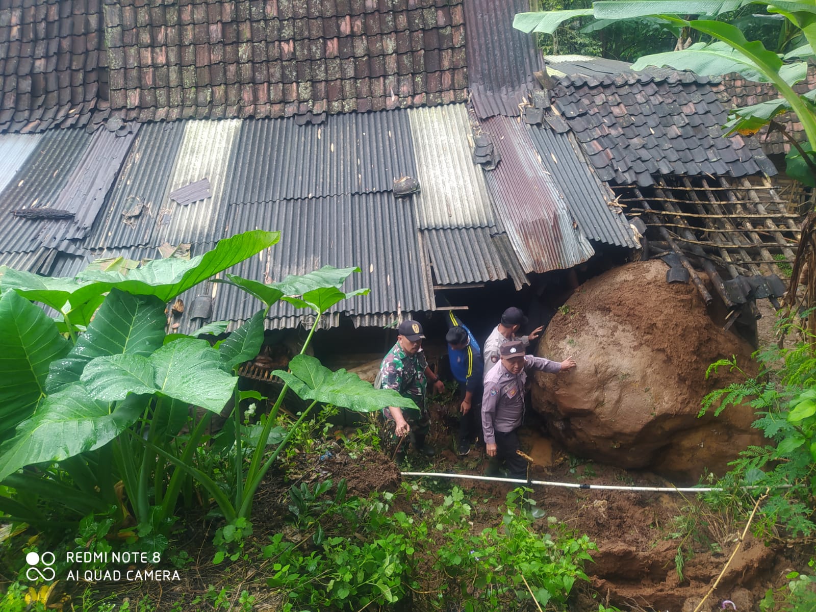 Tebing Longsor, Rumah di Situbondo Tertimpa Batu Besar, Penghuni Selamat