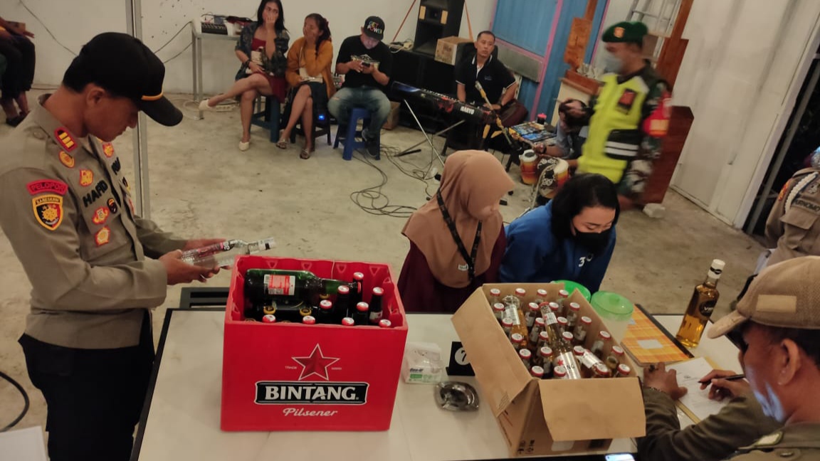 Razia Kamtibmas di Sidoarjo, Petugas Gabungan Amankan Puluhan Botol Miras