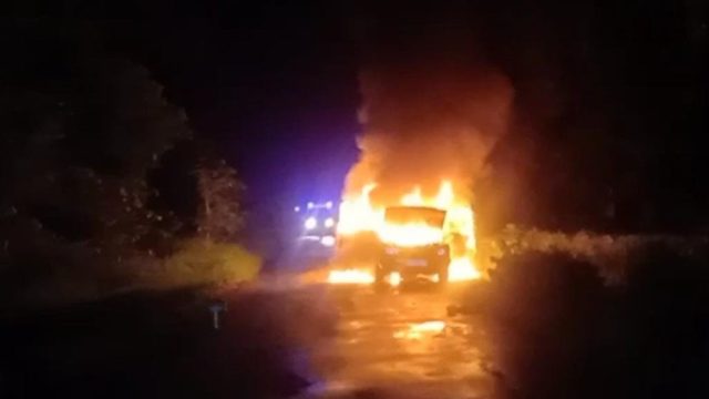 Korsleting Listrik, Mobil Panther Milik Warga Situbondo Terbakar