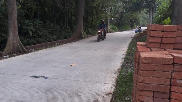 Baru Sebulan Dibangun, Jalan Desa Manduro Mojokerto Banyak yang Retak