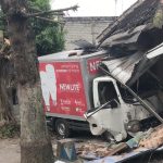 Kecelakaan Adu Banteng di Blitar, Mobil Box Sampai Hantan Rumah