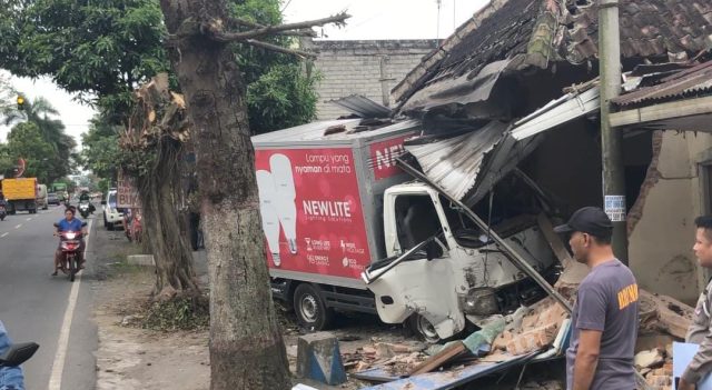 Kecelakaan Adu Banteng di Blitar, Mobil Box Sampai Hantan Rumah