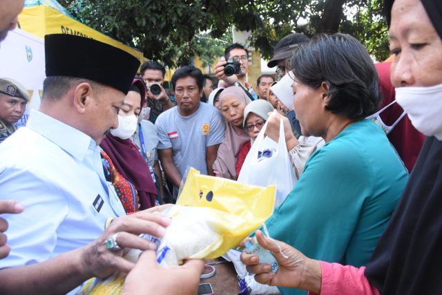 Gelar Operasi Pasar, Pemkab Situbondo dan Perum Bulog Gelontorkan Puluhan Ton Beras