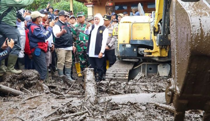 Berkunjung ke Lokasi Banjir Bandang, Gubernur Jatim Tetapkan Tanggap Darurat 