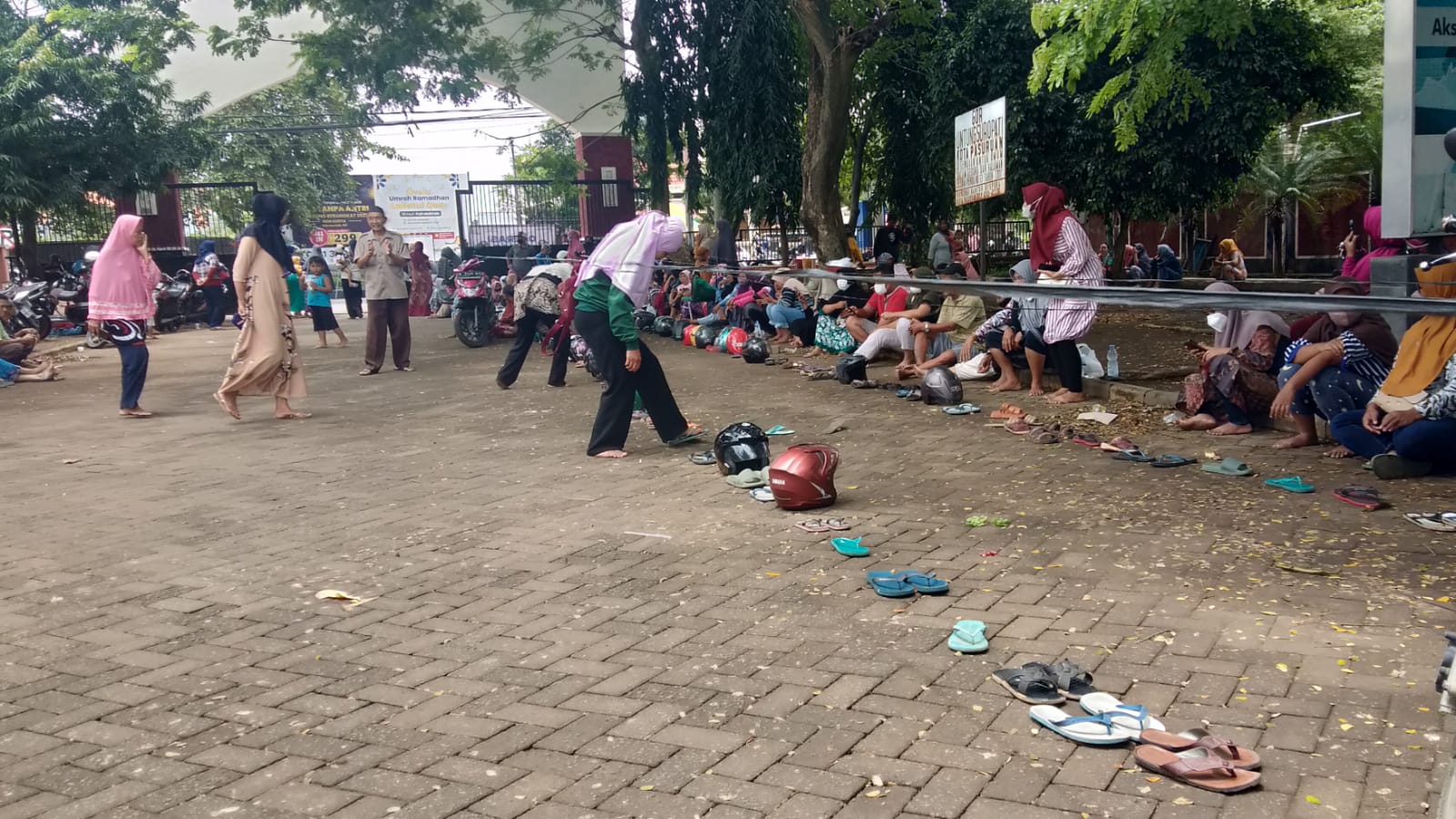 Ratusan Warga Pasuruan Antre Beras Harga HET Gunakan Sandal dan Helm