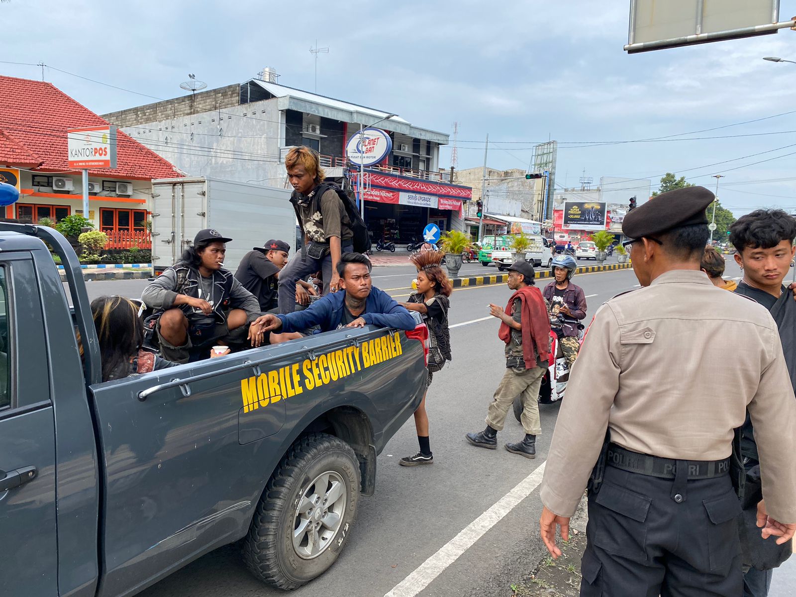 Meresahkan, Petugas Samapta Polres Situbondo Amankan Belasan Anak Punk