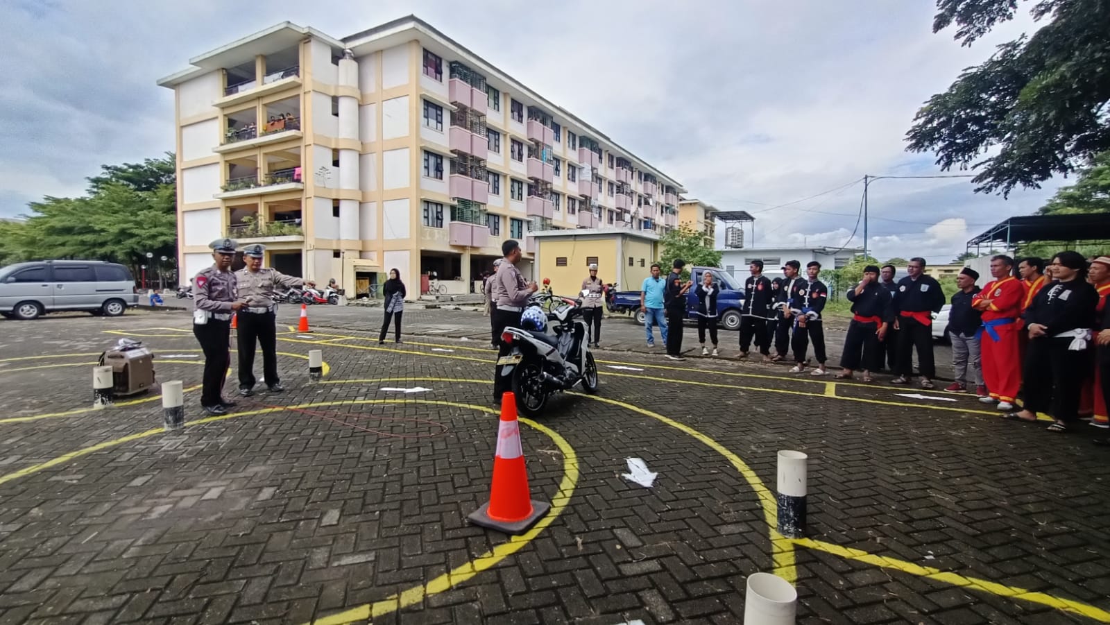 Satlantas Polres Kediri Kota Bersama Perguruan Silat Turun ke Jalan, Lakukan Ini