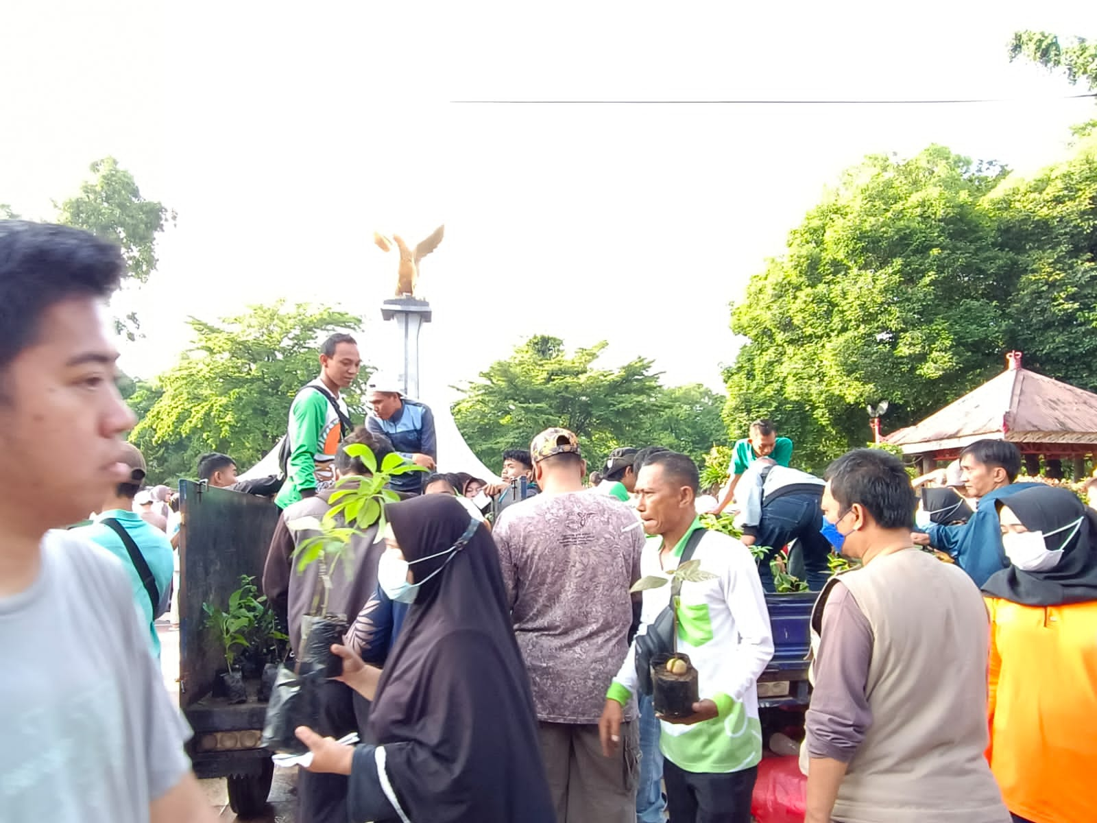 Warga Situbondo Tukar Botol Bekas dengan Bibit Tanaman Buah 