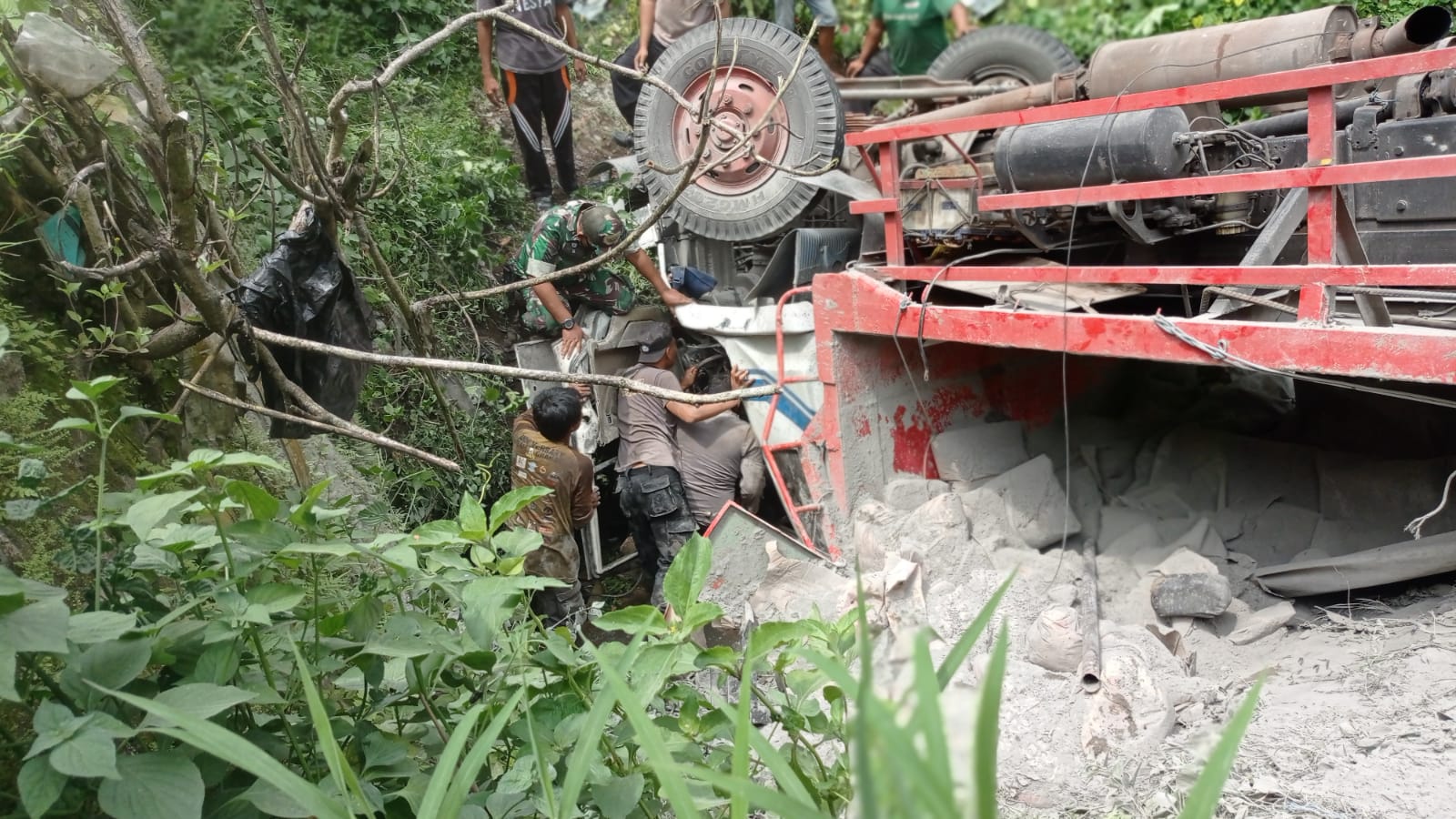 Terjepit Kabin, Sopir Truk Masuk Sungai di Blitar Berhasil Dievakuasi