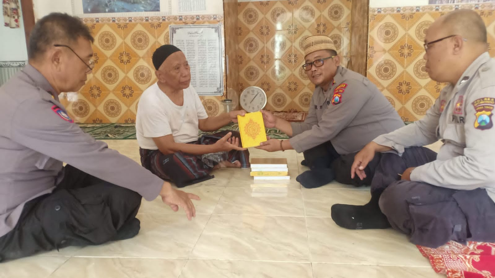 Polsek Kendit Situbondo Bagikan Puluhan Alquran ke Musala