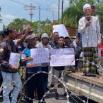 Kritik 2 Tahun Pemerintahan Bupati Hendy, Massa Bermain Lato-lato di Depan Pendapa Jember