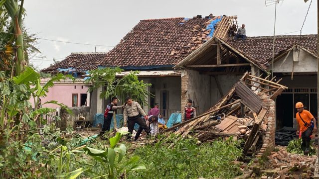 Puting Beliung di Jember, Puluhan Rumah Rusak dan Tiga Orang Luka-luka