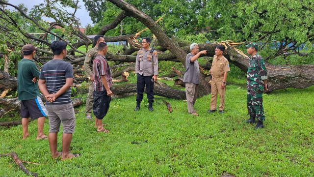 Diterjang Angin Kencang, 3 Warung Rusak dan 1 Orang Luka Ringan