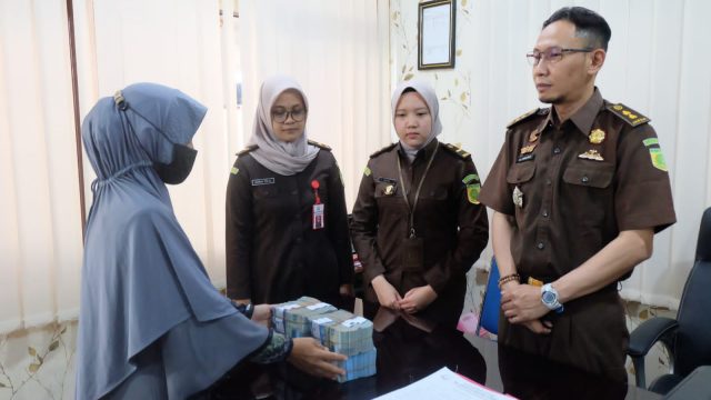 Istri Oknum PNS Terlibat Korupsi Anggaran DD Kembalikan Uang ke Kejari Jember