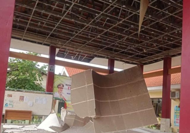 Diterjang Hujan Deras, Plafon di Kelurahan Bugul Lor Kota Pasuruan Ambrol