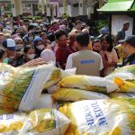 Demi Harga Murah, Ratusan Warga Kediri Berdesakan dalam Operasi Pasar Sembako