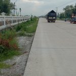 Pengguna Jalan Berharap Ada Pengurukan di Pinggir Jalan Raya Jatipelem Jombang