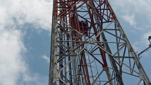 Evakuasi Pria Panjat Tower di Sidoarjo Gagal Karena Banyak Warga