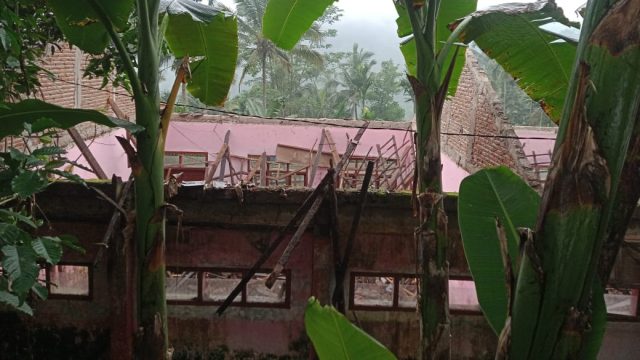 Dimakan Usia, Atap SDN Alas Tengah Situbondo Ambruk Saat KBM Berlangsung