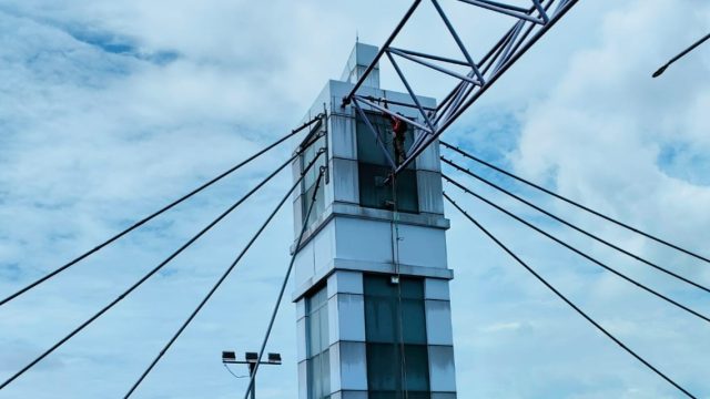Tim Vertical Rescue Kediri Bersihkan Pilar Jembatan Brawijaya Kota Kediri