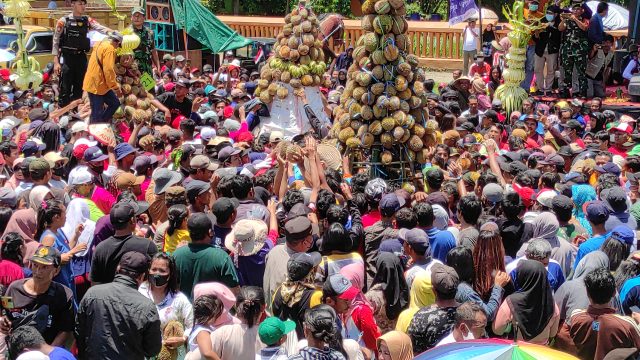 Ratusan Orang Berdesak-desakan dan Berebut Gunungan Durian di Kediri