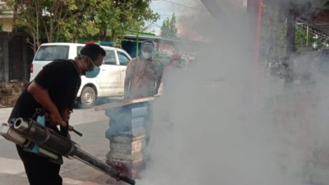 DBD Mewabah di Situbondo, Petugas Dinkes Gencar Fogging di Daerah Endemis