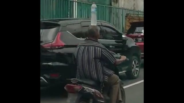 Kakek Atraksi Membawa Botol di Atas Kepalanya, Ini Kasat Lantas Polres Pasuruan