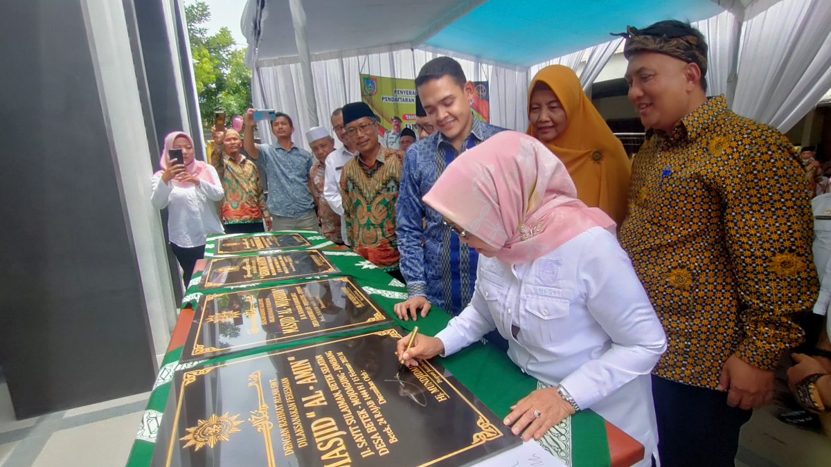 Bupati Jombang Resmikan Masjid Al Amin dan Serahkan 1086 Sertifikat PTSL