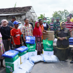 Bupati Jombang Serahkan Bantuan untuk Warga Terdampak Angin Kencang di Banjardowo
