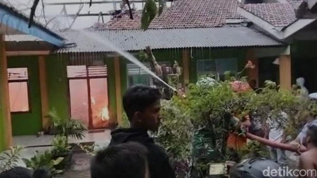 Gedung SMP Negeri 4 Bangkalan Dilalap Si Jago Merah