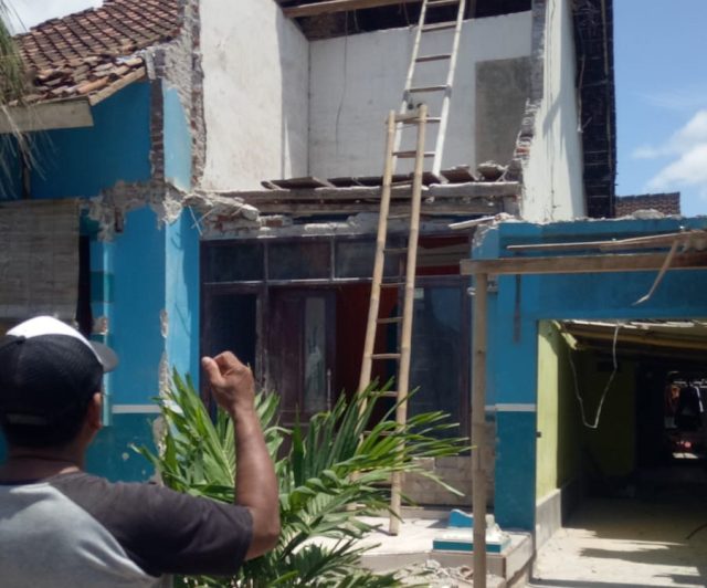 Dampak Gempa Dua Tahun Lalu, Atap Teras Rumah Warga di Jember Ambruk