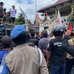 Ratusan Buruh Unras di Depan Pendapa Jember, Tuntut Gaji UMK 6 Tahun